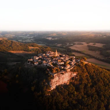 Admirer le coucher de soleil du haut de Puycelsi