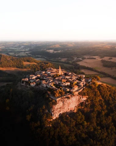 Admirer le coucher de soleil du haut de Puycelsi