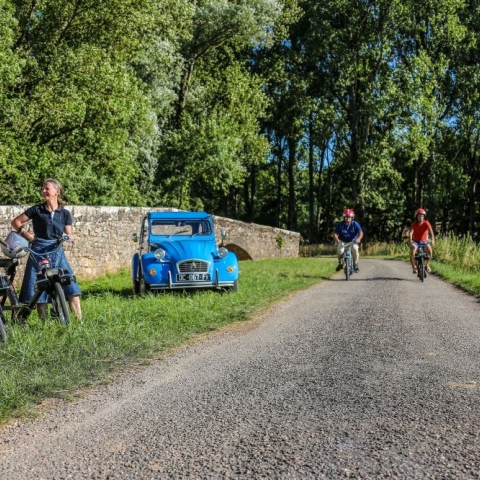 Groupe d'amis en balade en cyclomoteur