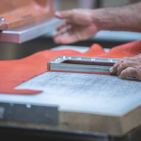 Découpe du cuir aux Ateliers Fourès