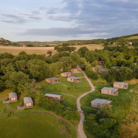 Huttopia Pays de Cordes sur Ciel_Vindrac-Alayracue globale camping avec vue sur cité de Cordes