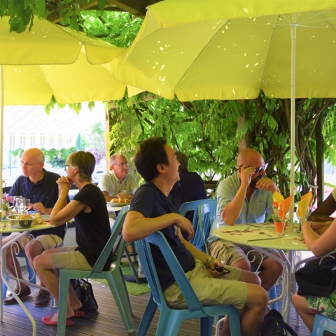 petite terrasse très ombragée en été