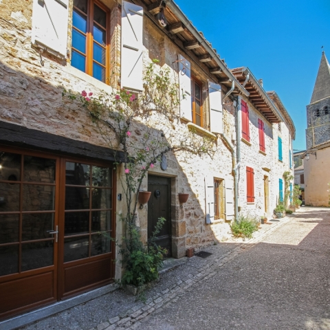 MAISON AU COEUR DU VILLAGE - CALME - TERRASSE